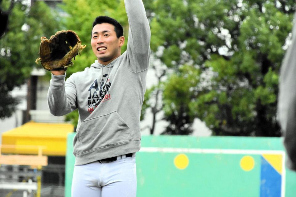 　面談後、笑顔で体を動かす高松商・浅野翔吾