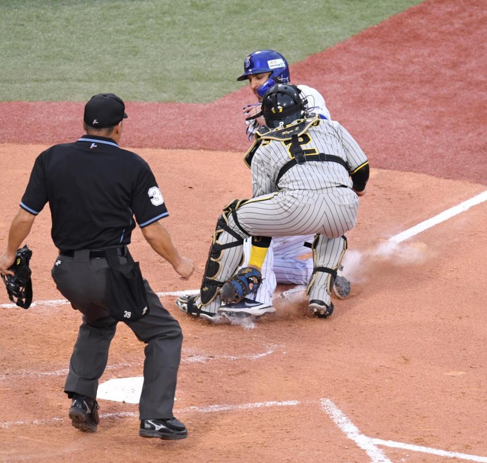 　５回、大和の中前打で本塁を狙うも走塁死したソト（撮影・棚橋慶太）