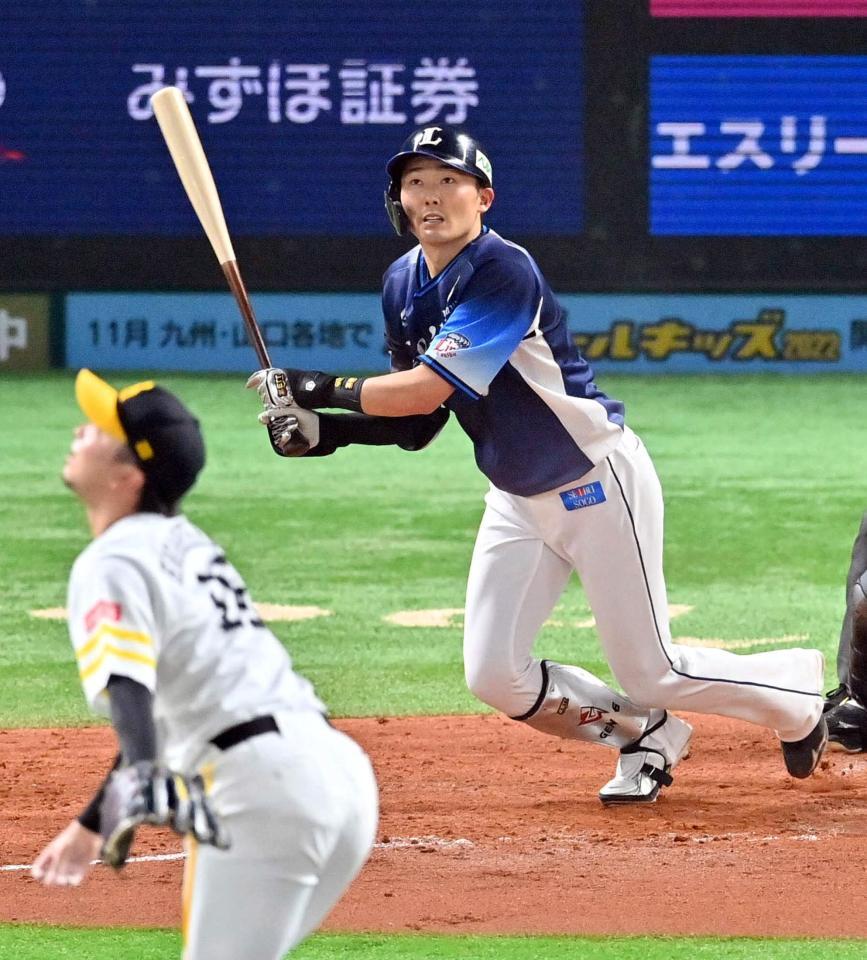 　５回、源田が右中間に三塁打を放つ