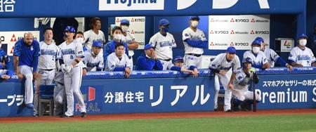 　１ステージ敗退となり、ぼう然とするＤｅＮＡナイン（撮影・飯室逸平）