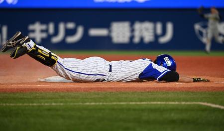 　９回、一塁にヘッドスライディングするも二ゴロ併殺に倒れた藤田