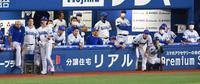 　１ステージ敗退となり、ぼう然とするＤｅＮＡナイン（撮影・飯室逸平）