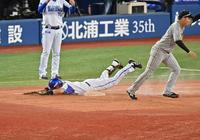 　９回、ヘッドスライディングするも二ゴロ併殺に倒れた藤田（左）