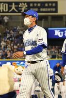 　ＣＳ敗退が決まり、引き揚げる三浦監督