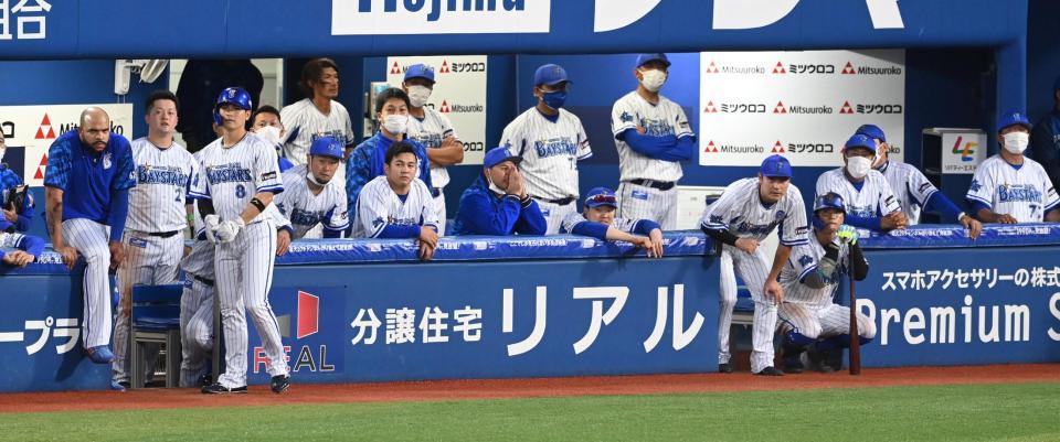 　１ステージ敗退となり、ぼう然とするＤｅＮＡナイン（撮影・飯室逸平）