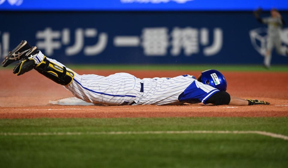 　９回、一塁にヘッドスライディングするも二ゴロ併殺に倒れた藤田