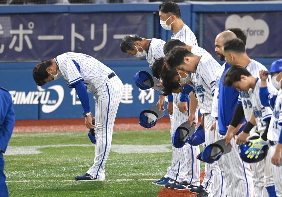 　ファンに深々と頭を下げる三浦監督（撮影・飯室逸平）