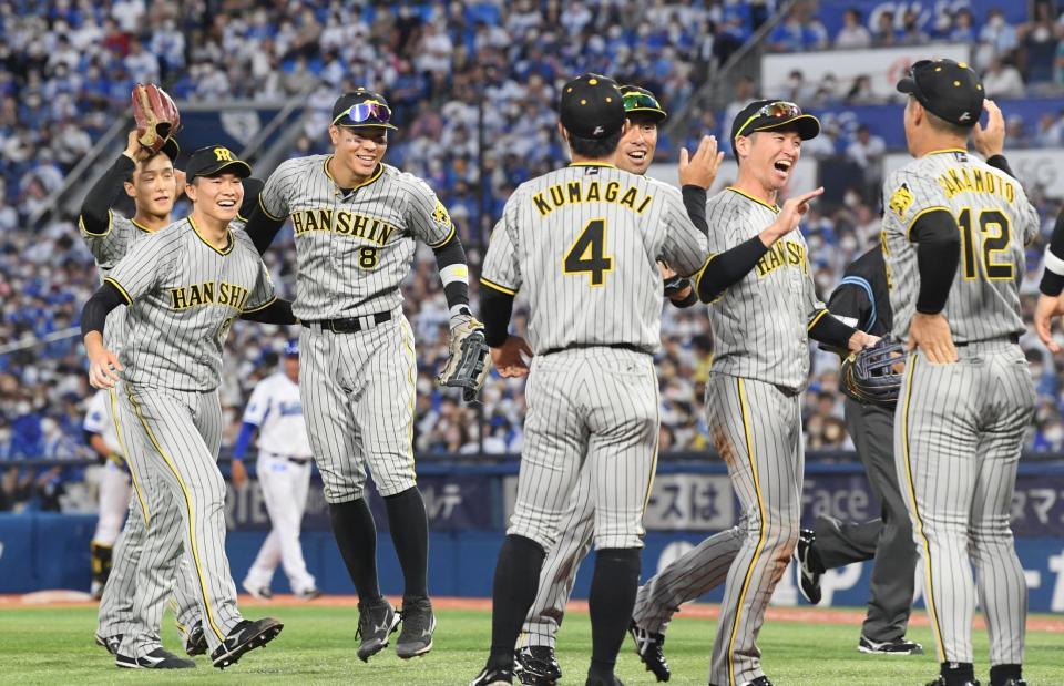 　ＣＳファイナル進出を決め、湯浅（左手前）と喜び合う佐藤輝（撮影・田中太一）