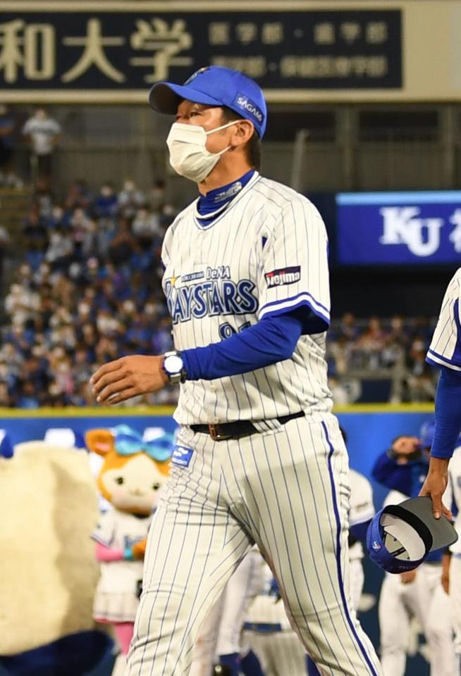 　ＣＳ敗退が決まり、引き揚げる三浦監督