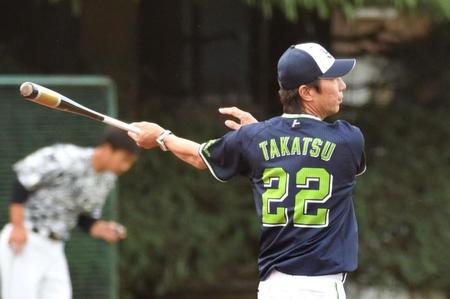 　小石を打つ高津監督（撮影・佐々木彰尚）