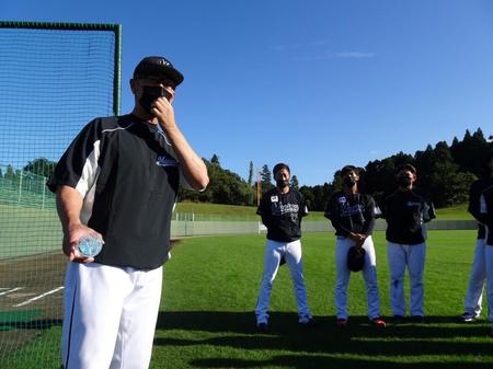 　試合後のミーティングで選手、コーチらに声をかけるロッテ・吉井新監督