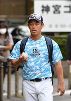 　引き揚げる小川（撮影・佐々木彰尚）