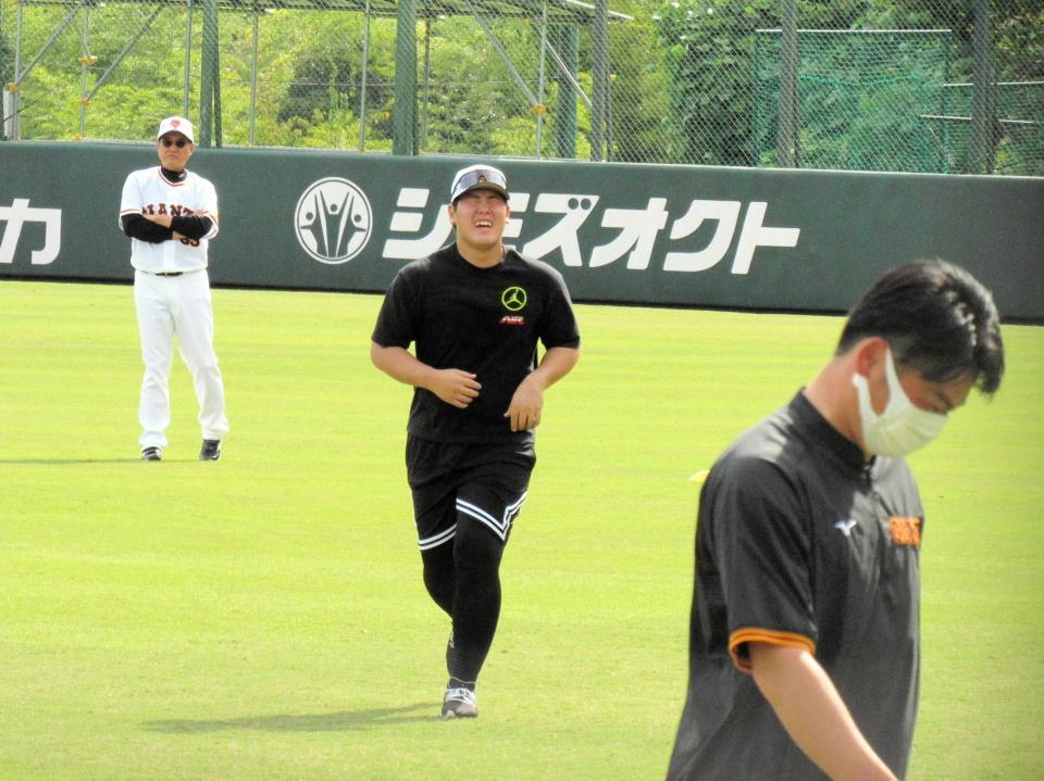 　原監督（左）が見つめる中、顔をゆがめながらランニングする岡本和（中央）