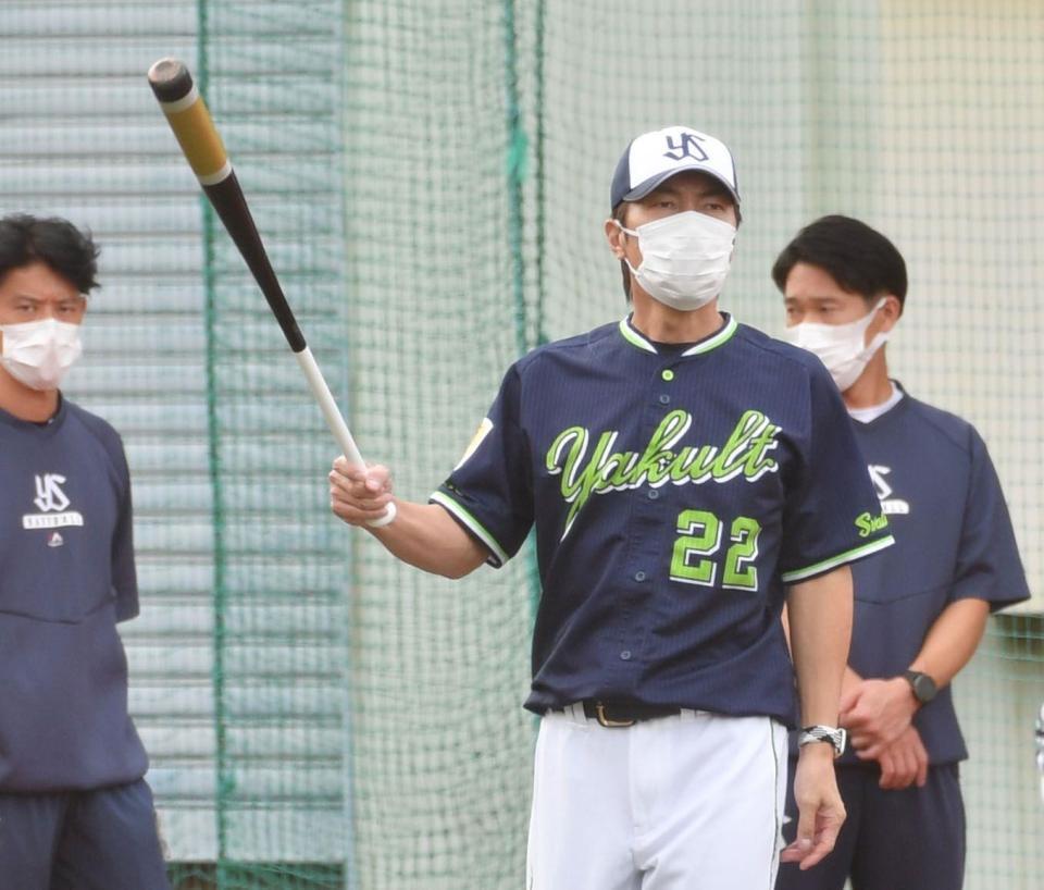 　練習を見る高津監督（撮影・佐々木彰尚）