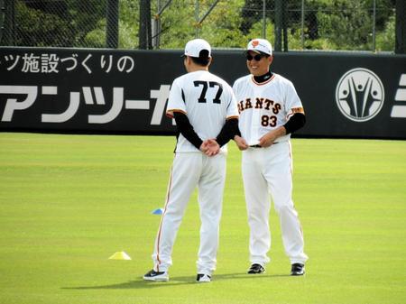 　練習中、元木コーチ（左）と談笑する原監督（右）