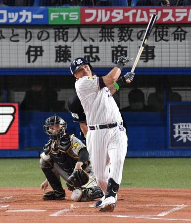 　１回、オスナは左越えに３ランを放つ（撮影・佐々木彰尚）