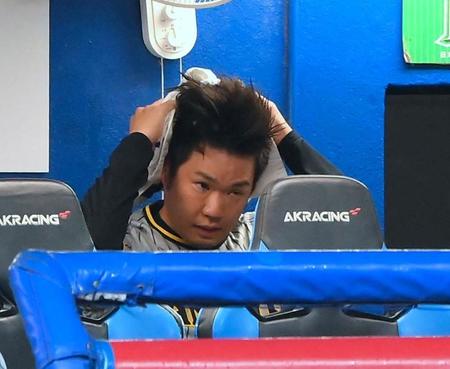 　１回、投げ終えて汗を拭う西勇（撮影・堀内翔）