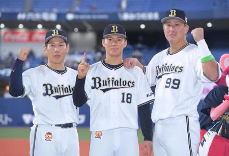 　ヒーローインタビュー後、ポーズを決める（左から）吉田正、山本、杉本（撮影・高部洋祐）