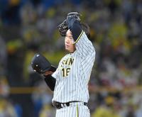 　１回、オスナに先制の３ランを浴びて汗を拭う西勇（撮影・堀内翔）