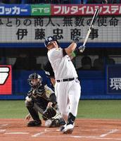 　１回、オスナは左越えに３ランを放つ（撮影・佐々木彰尚）