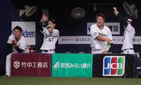 　７回、吉田正の本塁打にガッツポーズをする杉本らベンチ（撮影・坂部計介）