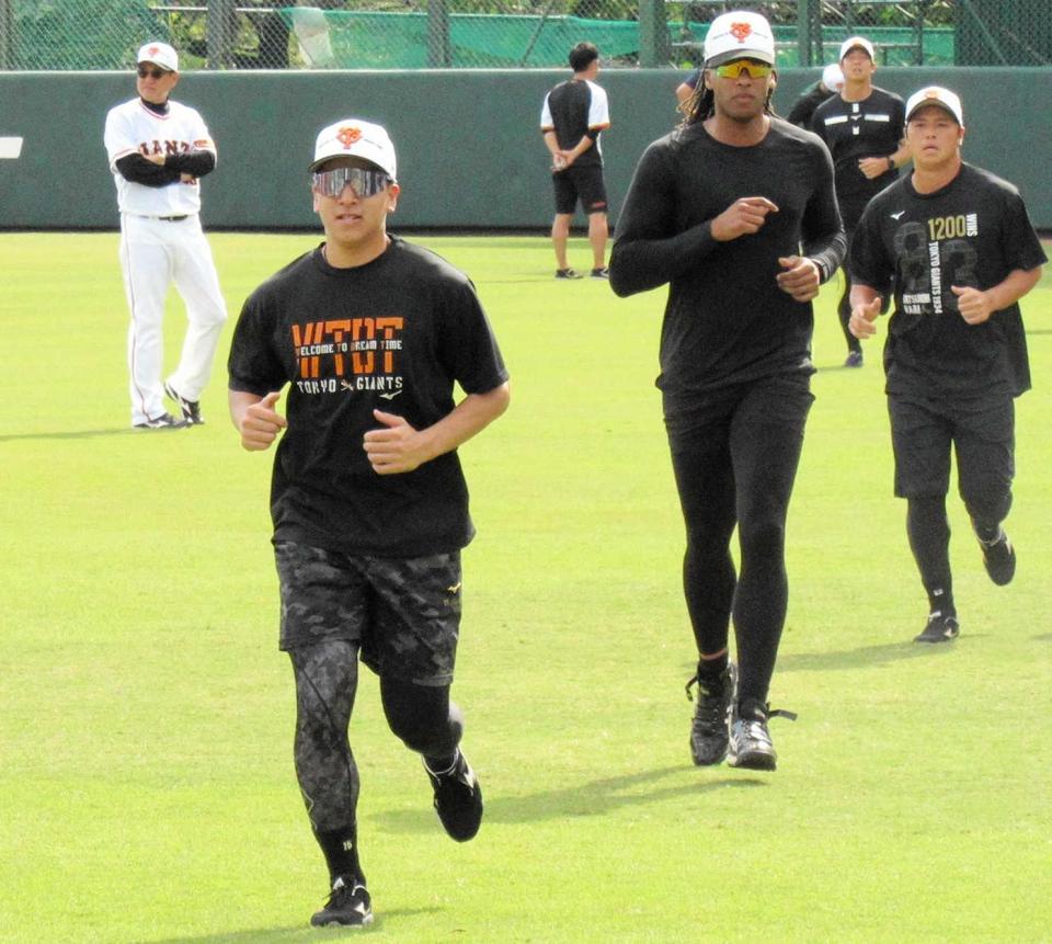 　２０分間走に取り組む大勢（左手前）