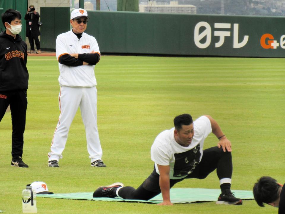 　ストレッチを行う選手に視線を向ける原監督（右から２人目）