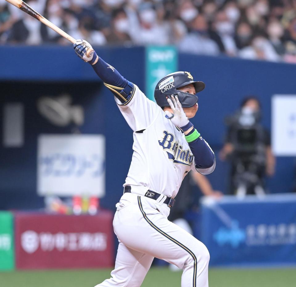 　７回、ソロを放つ吉田正（撮影・高部洋祐）