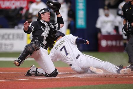 　１回、杉本の内野安打で二走・吉田正が一気に本塁を狙ったがタッチアウトとなる（捕手・甲斐）＝撮影・坂部計介