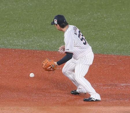 　２回、失策する長岡（撮影・堀内翔）