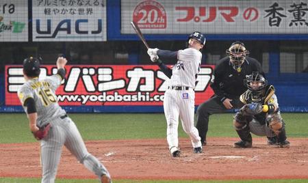 　４回、長岡は右越えにソロを放つ（撮影・佐々木彰尚）