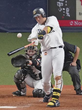 　５回オリックス１死二塁、杉本が左越えに勝ち越し２ランを放つ。捕手甲斐＝京セラドーム