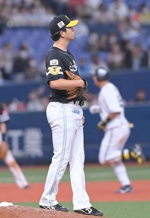 　５回、杉本（右）に勝ち越し２ランを浴びる大関（撮影・高部洋祐）