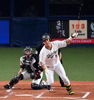 　１回、杉本は同点適時遊内野安打を放つ（捕手・甲斐）＝撮影・山口登