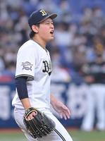 　１回、デスパイネの内野ゴロが併殺とならず先制を許し、悔しがる宮城（撮影・高部洋祐）