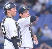 　３回、柳田に勝ち越し打を許し、汗をぬぐう宮城（右）＝撮影・高部洋祐