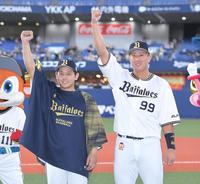 　ヒーローインタビュー後、並んで昇天ポーズを決める宮城（左）と杉本（撮影・高部洋祐）