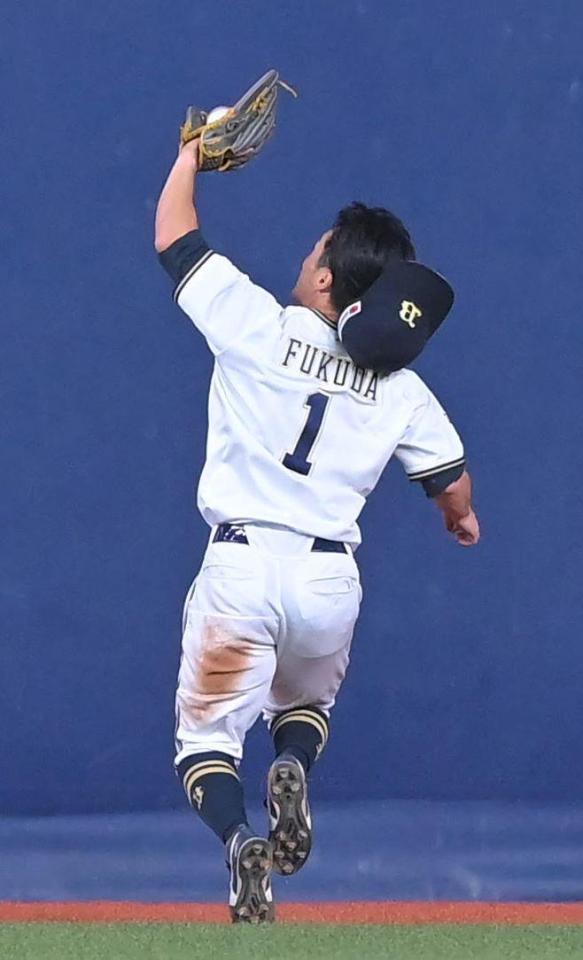 　２回、甲斐の打球を好捕する福田（撮影・高部洋祐）