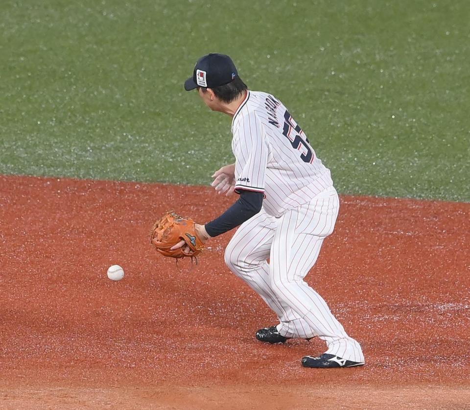 　２回、失策する長岡（撮影・堀内翔）