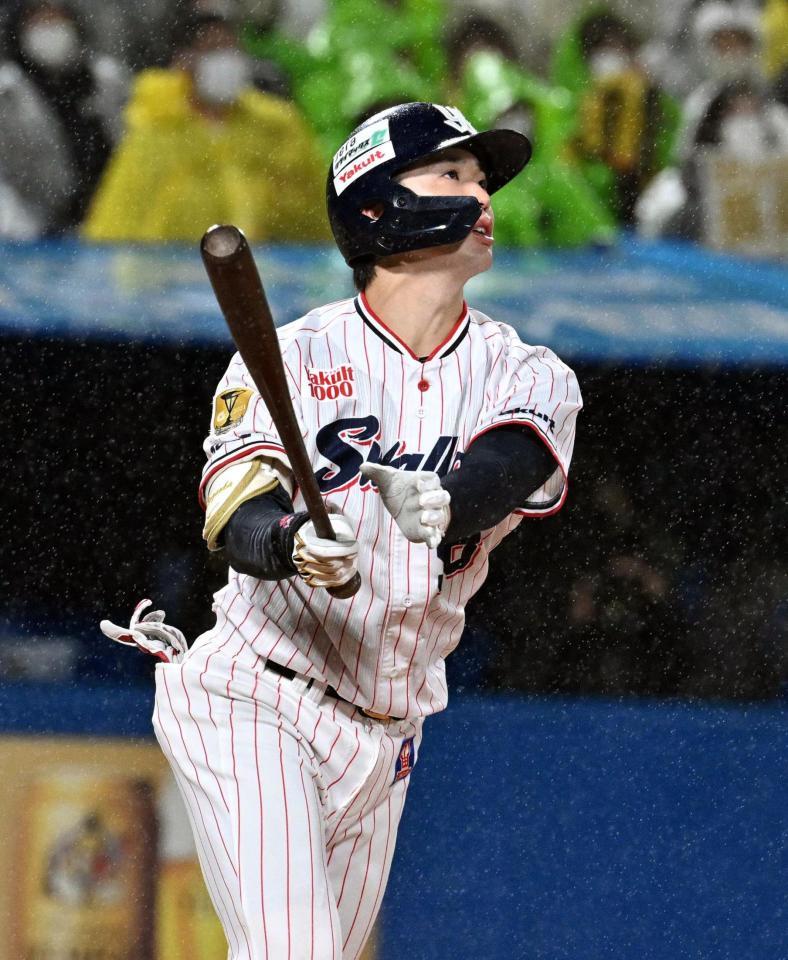 　４回、長岡が右越えに本塁打を放つ