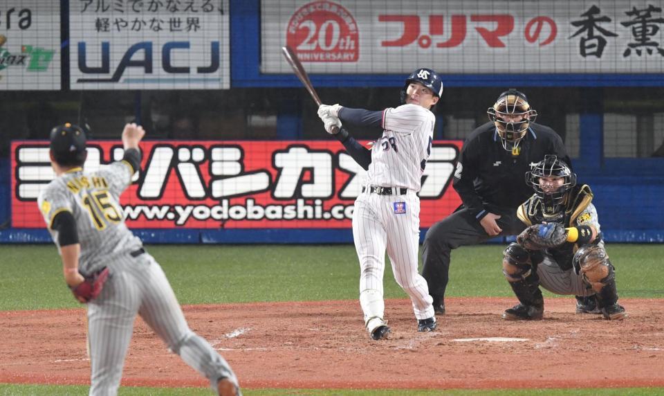 　４回、長岡は右越えにソロを放つ（撮影・佐々木彰尚）