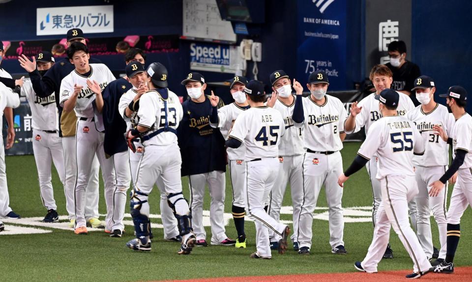 　ＣＳ突破に王手、喜ぶ宮城（中央）らオリックスナイン（撮影・山口登）