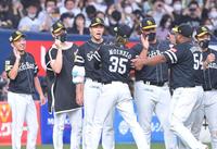 　オリックスに勝利し、ナインを出迎える千賀（左から３人目）＝撮影・高部洋祐