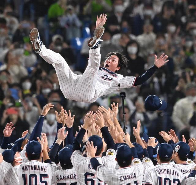 ヤクルト・高津監督【一問一答】5度舞った胴上げの感想問われ「思った