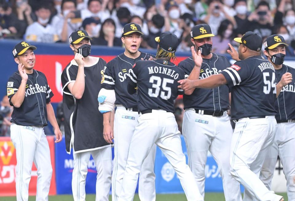 　オリックスに勝利し、ナインを出迎える千賀（左から３人目）＝撮影・高部洋祐