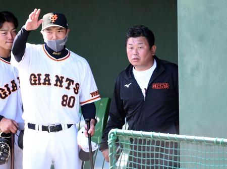 　阿部ヘッドコーチ（左）と話す大久保新打撃チーフコーチ（撮影・佐藤厚）