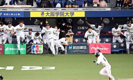 　９回、中川のサヨナラ打で日本シリーズ進出を決め喜ぶオリックスナイン（撮影・山口登）