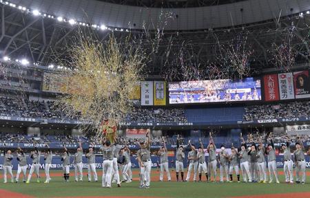 　喜ぶオリックスナイン（撮影・高部洋祐）