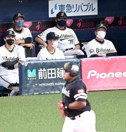 　７回、中嶋監督はデスパイネに同点２ランを打たれ渋い表情を見せる（撮影・山口登）