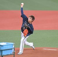 　試合前、マウンドの感触を確かめる山岡（撮影・高部洋祐）